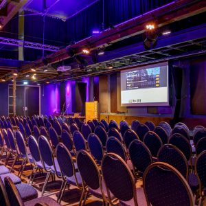 Beamer en stoelen in de Theaterzaal van Scheltema Leiden