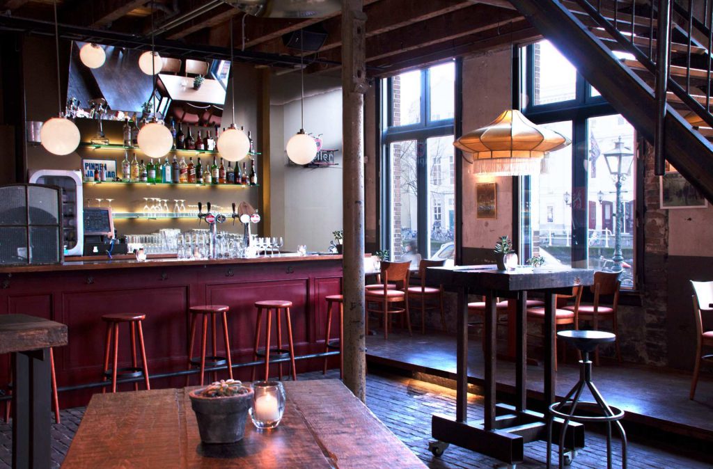 De bar van het TheaterCafé van Scheltema Leiden aan de Oude Gracht in Leiden