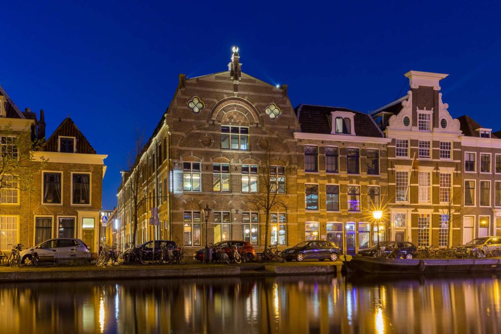 Voorgevel van Scheltema Leiden tijdens de avond