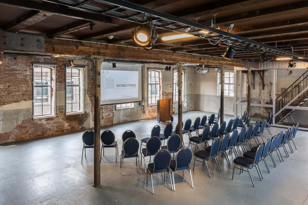 De Expo 1 , met mooie raampartijen, en stoelen op de eerste verdieping van Scheltema Leiden