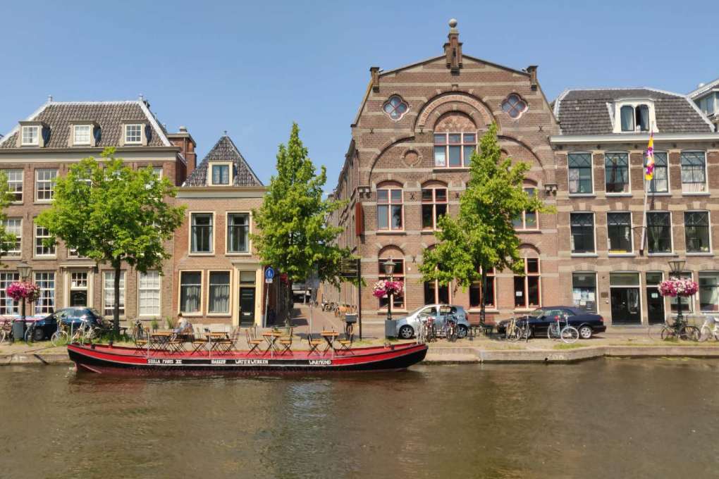 De terrasboot van Scheltema Leiden
