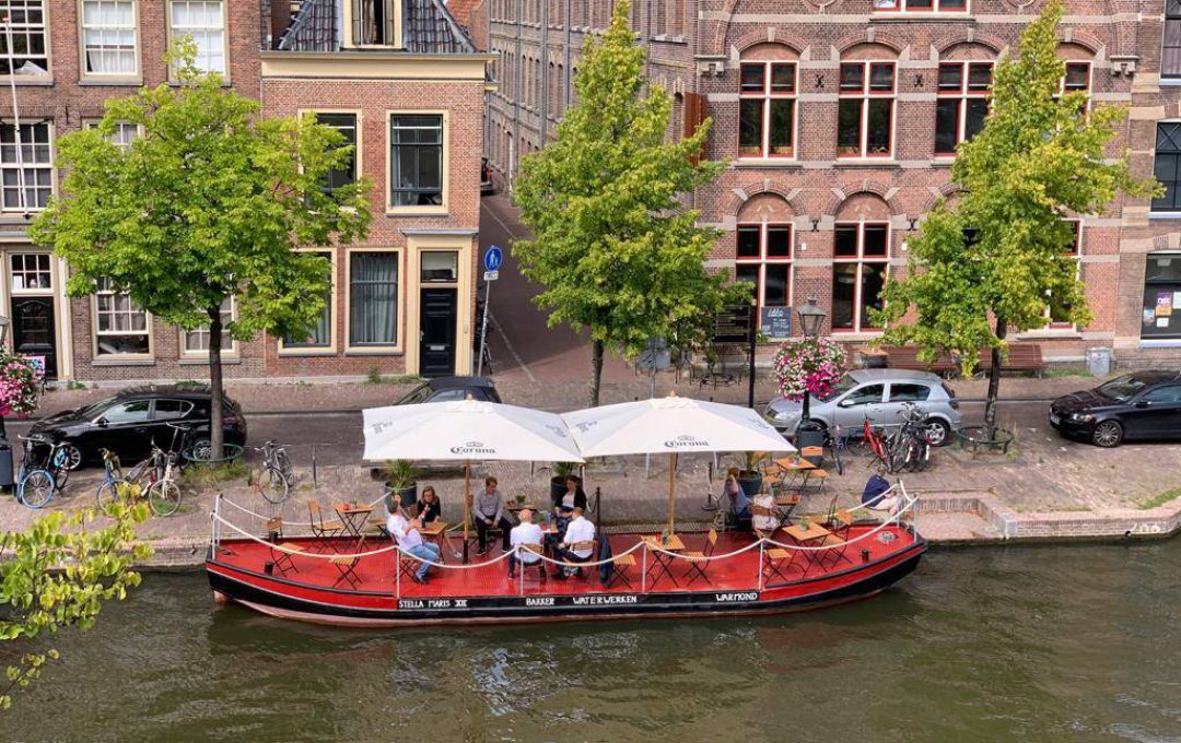 De Terrasboot van Scheltema Leiden aan de Oude Gracht